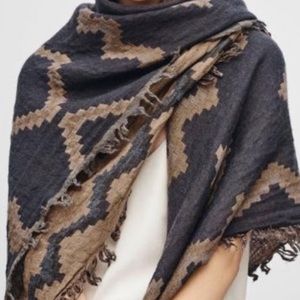 Reversible aritzia diamond scarf